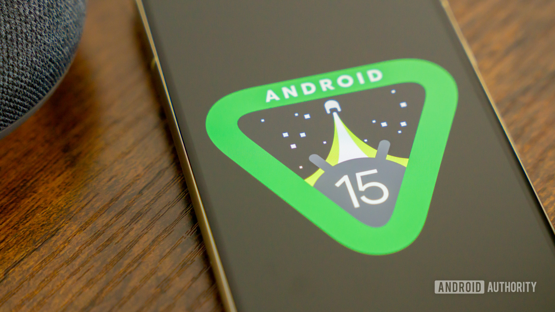 Android 15 logo on the smartphone on the bedside table in the photo (23)